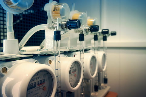 apparaten, uitrusting, techniek, gezondheidszorg en medicijnen, geen mensen, binnenshuis, machinerie, wetenschap, detailopname, ziekenhuis, medische uitrusting, reflectie, selectieve aandacht, Onderzoek, peilen, meetinstrument, wetenschappelijk experiment, technologie, focus op de voorgrond, water, onderdeel van de machine, staal, 4K, CC0, publiek domein, royaltyvrij