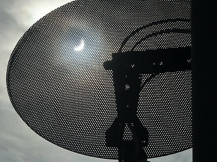 eclipse do sol, eclipse, eclipse sombreado, astronomia, corona, tecnologia, fechar-se, ninguém, padronizar, visão de baixo ângulo, céu, silhueta, dentro de casa, nuvem - céu, comunicação, natureza, forma geométrica, desenhar, forma, equipamento de iluminação, iluminado, círculo, focar em primeiro plano, vidro - material, lâmpada elétrica, 1080P, CC0, domínio público, royalty free