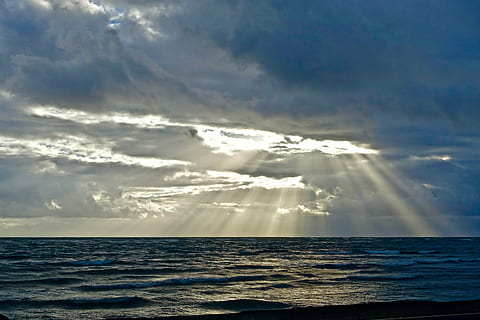 zon, stralen, zee, natuurlijk, oceaan, hemel, helder, schijnen, zonneschijn, water, natuur, landschap, horizon, horizon over water, wolk - lucht, schoonheid in de natuur, scenics - natuur, kalmte, Golf, rustige scène, blauw, zonlicht, geen mensen, idyllisch, zeegezicht, dramatische hemel, buitenshuis, 5K, CC0, publiek domein, royaltyvrij