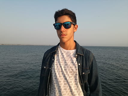 Garoto, céu, mar, ria, óculos, homens jovens, adulto jovem, moda, oculos escuros, uma pessoa, agua, roupa casual, vista frontal, estilos de vida, atividade de lazer, pessoas reais, de pé, natureza, retrato, scenics - natureza, horizonte sobre a água, ao ar livre, 4K, CC0, domínio público, royalty free