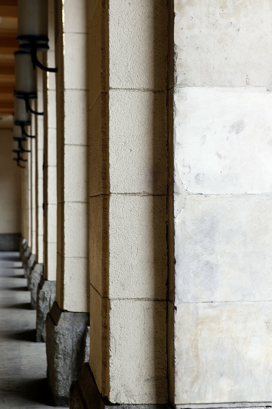 àtic, columnes, nombre, arquitectura, arcade, penumbra, la perspectiva de, arcades, columna arquitectònica, funció de construcció de parets, estructura construïda, cap gent, dia, edifici, a l'aire lliure, en fila, primer pla, paret, metall, sòls, llum solar, sòlid, concret, textura, columnata, 4K
