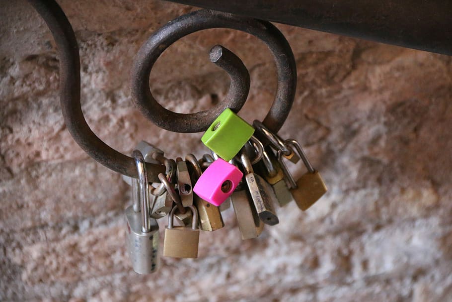 tecla de bloqueo, gancho, bloquear, llave, la seguridad, candado, amor, día, colgando, metal, proteccion, seguridad, bloqueo de amor, nadie, emoción positiva, de cerca, suerte, emoción, barandilla, arquitectura, enfoque selectivo, conexión, variación, 5K