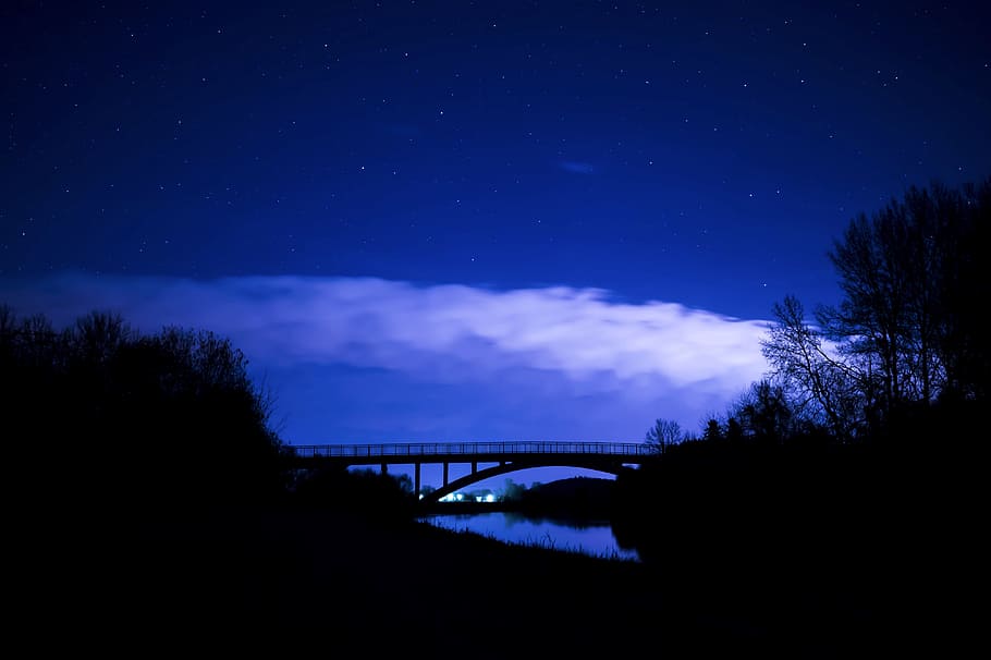 paesaggio, natura, cielo, notte, retroilluminato, ponte, nuvole, sera, cielo serale, mirroring, mistico, cielo notturno, all'aperto, fiume, silhouette, stellato, cielo stellato, stelle, alberi, acqua, immagini di dominio pubblico, ponte - struttura fatta dall'uomo, connessione, stella - spazio, architettura, scenics - natura, struttura costruita, spazio, astronomia, nuvola - cielo, albero, nessuno, bellezza nella natura, buio, ponte ad arco, 4K