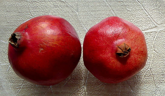 magranes, fruita, fruites, vermell, vitamines, menjar, deliciós, dolç, menjar i beguda, alimentació saludable, a l'interior, frescor, benestar, natura morta, taula, primer pla, dos objectes, cap gent, fruita de poma, grup d'objectes, directament a sobre, vista d’angle alt, amor, madur, emoció positiva, 1080P, CC0, domini públic, lliure de regalies