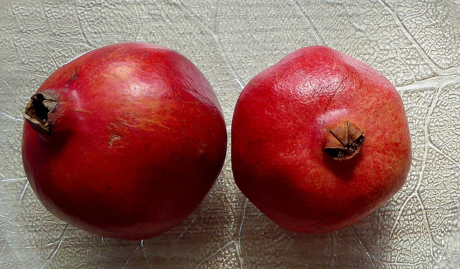 magranes, fruita, fruites, vermell, vitamines, menjar, deliciós, dolç, menjar i beguda, alimentació saludable, a l'interior, frescor, benestar, natura morta, taula, primer pla, dos objectes, cap gent, fruita de poma, grup d'objectes, directament a sobre, vista d’angle alt, amor, madur, emoció positiva, 1080P