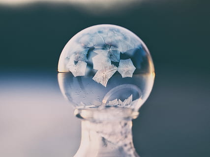 selektiv, fokus fotografie, klar, Schneekugel, Flasche Blase, Nahansicht, Fotografie, gefroren, Blase, kalt, Winter, Eis, Schnee, Textur, Flasche, Kristall, transparent, drinnen, Kugel, Glas - Material, Reflexion, Studioaufnahme, menschliches Körperteil, einzelnes Objekt, menschliche Hand, Natur, Kristallkugel, Glas, Verletzlichkeit, gestalten, Zerbrechlichkeit, halten, digitaler Verbund, Blauer Hintergrund, 4K, CC0, gemeinfrei, lizenzfrei