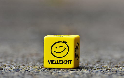 groc, negre, cub de viellekht, gris, superfície, somrient, pot ser, cub, divertit, cares, emoticona, humor, emoticones, sentiments, emocions, emoció, somriu, diversos, comunicació, text, signe, cap gent, senyal d'advertència, enfocament selectiu, primer pla, guió occidental, a l'aire lliure, sol objecte, carretera, còpia espai, seguretat, lletra majúscula, brutícia, dia, missatge, diversió, símbol d’avís, 5K, CC0, domini públic, lliure de regalies