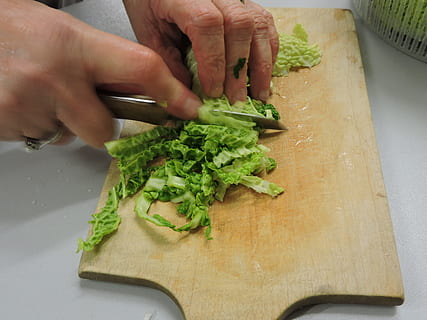 Schneiden, Kochen, Küche, Gemüse, Schneidbrett, Zutat, Messer, menschliche Hand, Essen und Trinken, Hand, Lebensmittel, menschliches Körperteil, gesundes Essen, Frische, Vorbereitung, eine Person, drinnen, Wohlbefinden, Essen vorbereiten, grüne Farbe, Hacken, Wohnraum, Küchenmesser, gehackt, 4K, CC0, gemeinfrei, lizenzfrei