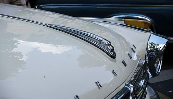 auto, borgward, viejo contador de tiempo, cromo, figura genial, diseño industrial, clásico, logo, sistema de transporte, vehículo, pkw, automotor, detalle del auto, modo de transporte, coche, Vehículo de motor, transporte, reflexión, vehículo terrestre, estacionario, capó del vehículo, lujo, vista de alto ángulo, riqueza, brillante, día, material de vidrio, parabrisas, nadie, avión, al aire libre, viaje, color plateado, 4K, CC0, dominio público, libre de derechos