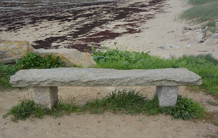 banc, banc públic, fora, pierre, relaxa't, assegut, relaxació, jardí, parc, naturalesa, planta, dia, cap gent, terra, vista d’angle alt, color verd, herba, aigua, a l'aire lliure, creixement, tranquil·litat, camp, pedra, sòlid, arquitectura, platja, material de pedra, bellesa a la natura, concret, 5K