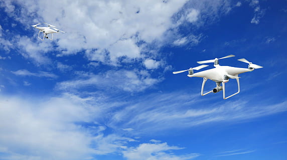 to hvide quadcopters, fantom p4, Dji, droner, UAV, fantom, antenne, kamera, fly, teknologi, propel, robot, fjern, køretøj, flyve, flyvningen, spion, rotor, quadrokopter, copter, overvågning, himmel, overskyet himmel, skyer, flyvende, luftfartøj, transportmidler, luft, blå, transportform, helikopter, sky - himmel, hastighed, Midt i luften, rejse, natur, lav vinkel visning, ingen mennesker, kommerciel flyvemaskine, bevægelse, luftfartsindustrien, på farten, forretningsrejse, forretning, luftvåben, privatfly, forlader, 4K, CC0, offentligt domæne, royaltyfrie