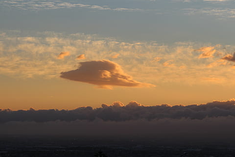 OZN, apus de soare, cloudformation, nori, dispozitie, cer, cerul de seară, amurg, nor - cer, frumusețe în natură, scenice - natura, liniște, o scenă liniștită, natură, culoare portocalie, idilic, nici o persoana, în aer liber, mediu inconjurator, siluetă, lumina soarelui, dramatic cer, scenă non-urbană, peisaj, 5K, CC0, domeniu public, fără drepturi de autor