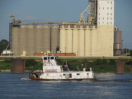 bugserbåd, flod, korn elevator, opbevaring, båd, skib, beholder, vand, slæbebåd, marine, nautiske, towboat, strøm, Forsendelse, transportmidler, last, handle, landbrug, nautiske fartøj, industri, godstransport, arkitektur, bygget struktur, havnefronten, bygning udvendig, transportform, natur, dag, himmel, hav, ingen mennesker, udendørs, brændstof og elproduktion, passagerskib, rejse, krydstogtskib, 1080P, CC0, offentligt domæne, royaltyfrie