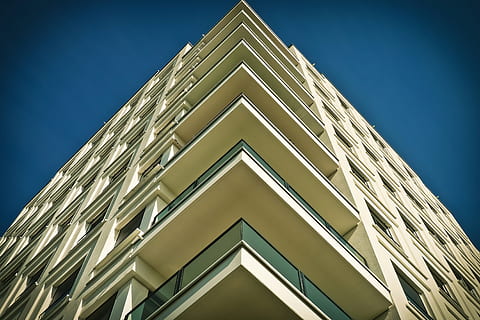 edifício de concreto marrom, arquitetura, viver, construção, fachada, casa, janela, imobiliária, perspectiva, arranha-céu, cidade, varanda, düsseldorf, urbano, centro da cidade, branco, Arquitetura moderna, residência, moderno, casas, fachada da casa, sala de estar, arranha-céus, estrutura construída, exterior do edifício, visão de baixo ângulo, céu, céu limpo, ninguém, forma, forma triangular, azul, exterior do prédio de escritórios, forma geométrica, padronizar, torre, natureza, ao ar livre, desenhar, abstrato, 4K, CC0, domínio público, royalty free