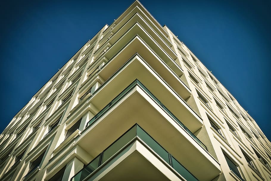 edifício de concreto marrom, arquitetura, viver, construção, fachada, casa, janela, imobiliária, perspectiva, arranha-céu, cidade, varanda, düsseldorf, urbano, centro da cidade, branco, Arquitetura moderna, residência, moderno, casas, fachada da casa, sala de estar, arranha-céus, estrutura construída, exterior do edifício, visão de baixo ângulo, céu, céu limpo, ninguém, forma, forma triangular, azul, exterior do prédio de escritórios, forma geométrica, padronizar, torre, natureza, ao ar livre, desenhar, abstrato, 4K