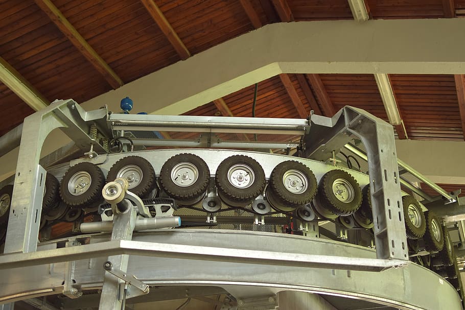 lanovka, bod zvratu, válec, kola, technologie, uvnitř, průmysl, nikdo, Ozubené kolo, továrna, den, architektura, kov, způsob dopravy, retro stylu, dřevo - materiál, stavba, strop, nízký úhel pohledu, přeprava, motorové vozidlo, zařízení, stroje, auto, pozemního vozidla, kolo, 5K