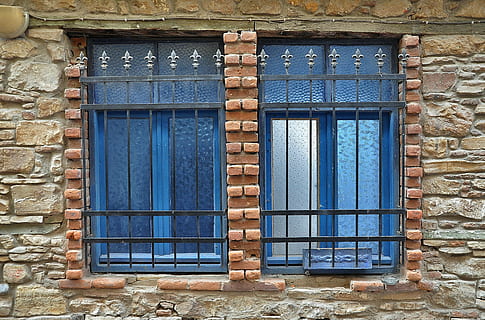 paret, pedres, finestra, vell, maó, gris, edifici, casa, habitatge, arquitectura, exterior de l'edifici, estructura construïda, tancat, cap gent, porta, funció de construcció de parets, entrada, blau, seguretat, dia, protecció, a l'aire lliure, text, paret de pedra, 4K, CC0, domini públic, lliure de regalies