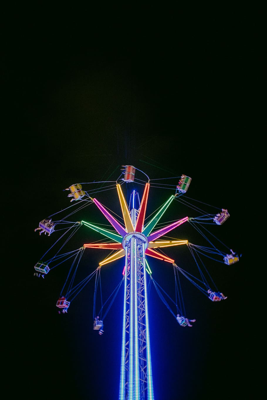 multicolor, María, ir, redondo, paseo, gente, equitación, volador, fiesta, luces, noche, oscuro, parque de atracciones, parque temático, paseo en el parque de diversiones, cultura de las artes y entretenimiento, multi color, iluminado, rueda de la fortuna, carnaval, cielo, carnaval itinerante, divertido, Paseo en cadena, nadie, hilado, disfrute, vista de ángulo bajo, movimiento, naturaleza, al aire libre, fondo negro, la vida nocturna, emoción, evento de entretenimiento, 5K