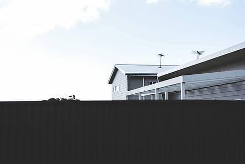 casa blanca de 2 plantes, blanc, pis, casa, estructura construïda, exterior de l'edifici, a l'aire lliure, arquitectura i edificis, cap gent, sostre, imatge en color, arquitectura, cel, finestra, dia, edifici, vista d’angle baix, còpia espai, naturalesa, barri residencial, cel clar, ciutat, funció de construcció de parets, vertebrats, 5K, CC0, domini públic, lliure de regalies