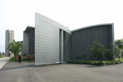 graues Betongebäude, Gebäude, Struktur, Tag, Himmel, die Architektur, Konstruktion, Design, Geschäft, Haus, städtisch, Immobilien, echt, Industrie, Büro, Außen, modern, Projekt, Architekt, Entwicklung, Stadtbild, Ingenieurwesen, Stadt, Gebäudehülle, gebaute Struktur, draußen, Fabrik, Pflanze, klarer Himmel, Natur, Bürogebäude außen, Baum, keine Leute, Wachstum, kopieren sie platz, Glas - Material, Eingang, Garage, 4K, CC0, gemeinfrei, lizenzfrei