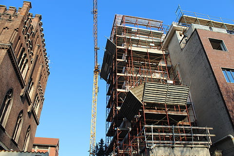 reestructuració, edifici, edificis, bastides, grua, palaus, arquitectura, estructura construïda, exterior de l'edifici, vista d’angle baix, cel clar, lloc de construcció, cel, cap gent, dia, naturalesa, indústria, industria de la construcció, blau, finestra, barri residencial, maquinària, escapament de foc, desenvolupament, grua - maquinària de construcció, a l'aire lliure, millores per a la llar, equips de construcció, apartament, 5K, CC0, domini públic, lliure de regalies