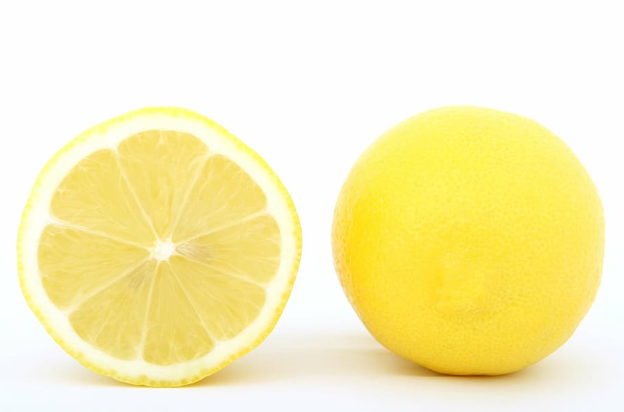 tallar la fruita de llimona, fons, amarg, esmorzar, brillant, c, restauració, primer pla, colorit, cuina, cuinar, deliciós, dieta, fer dieta, aptitud, menjar, fresc, fruita, bo, salut, saludable, ingredient, aïllat, llimona, la vida, Lima, macro, natural, nutrients, nutrició, acabar, pela, refrescant, restaurant, amanida, estacional, diversos, àcid, encara, estiu, dolç, saborós, tropical, verdures, vitamines, blanc, groc, cítrics, frescor, madur, orgànic, tall, alimentació saludable, menjar i beguda, benestar, fons blanc, tir de l'estudi, tallar, cap gent, grup d'objectes, a l'interior, cercle, secció transversal, antioxidant, comparació, taronja, 2K