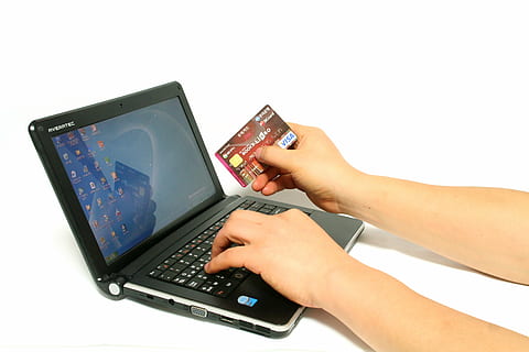 persona, celebració, targeta de crèdit, utilitzant, portàtil, quadern, ordinador, pagament, compres, mà, mans de l'home, teclat, tecnologia, mà humana, tecnologia sense fils, part del cos humà, comunicació, fons blanc, tallar, connexió, tir de l'estudi, una persona, adult, a l'interior, primer pla, part del cos, portabilitat, dit, 2K, CC0, domini públic, lliure de regalies