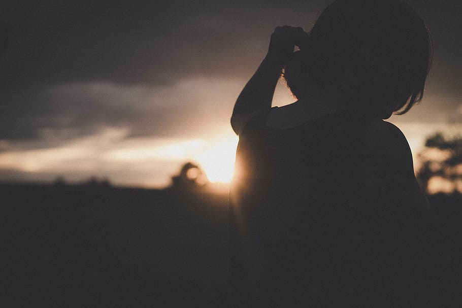 silueta fotografie, žena, zvyšování, vlevo, odjet, ruka, temný, nebe, osoba, nošení, nádrž, horní, slunečního světla, západ slunce, mrak, rozmazat, lidé, sama, smutný, myslící, silueta, zpětný pohled, jedna osoba, venku, ženy, zaměřit se na popředí, skutečných lidí, jen dospělí, dospělý, smutek, mrak - nebe, emoce, Příroda, pas nahoru, podsvícený, deprese - smutek, portrét, 1080P