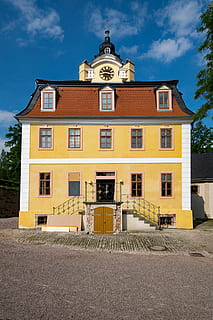 castel, belvedere, weimar, thuringia germany, Germania, clădire veche, locuri de interes, cultură, artă, clădire, istorie, exteriorul clădirii, arhitectură, galben, nici o persoana, construită, nor - cer, cer, natură, oraș, fereastră, faţadă, zi, Intrare, lumina soarelui, albastru, stradă, în aer liber, zonă rezidențială, drum, 5K, CC0, domeniu public, fără drepturi de autor