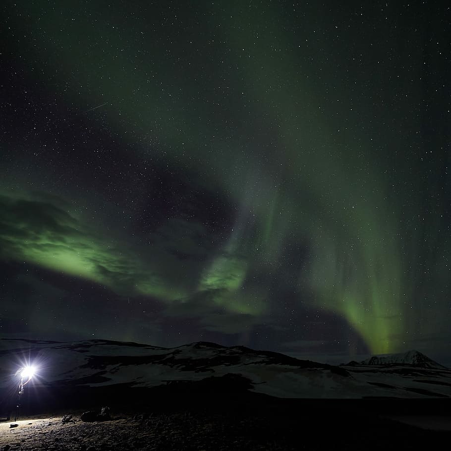 aurora boreal, verd, llums, nit, estrella, paisatge, cel, llum, muntanya, naturalesa, aurora, persona, mantingui, Islandia, 2018, marxa, aurora boreali, bellesa a la natura, escenics - natura, estrella - espai, astronomia, escena tranquil·la, tranquil·litat, espai, medi ambient, cap gent, color verd, il·luminat, neu, temperatura de fred, hivern, cel dramàtic, poder a la natura, llum de la lluna, espai i astronomia, 1080P