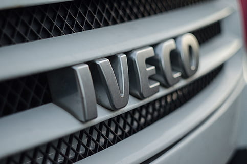 iveco emblem, køretøjsgitter, iveco, maskine, radiator, bil, logo, lastbil, teknologi, sort farve, krom, selektiv fokusering, transportmidler, tæt på, ingen mennesker, dag, metal, transportform, motor køretøj, moderne, ekstrem nærbillede, sølvfarvet, makro, forbindelse, computer, meddelelse, rigdom, indendørs, luksus, stål, 4K, CC0, offentligt domæne, royaltyfrie