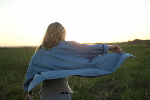 Frau, tragen, Blau, Denim, lange, Ärmelshirt, Weiß, Hose, Stehen, oben, Grün, Gras, Himmel, blauer Jeansstoff, Ärmel, Hemd, grünes Gras, weißer Himmel, draußen, Natur, kaukasischer Abstammung, eine Person, Menschen, Erwachsene, Rückansicht, Frauen, Entspannung, Lebensstile, blondes Haar, lange Haare, Freizeitbeschäftigung, Feld, Land, echte Menschen, klarer Himmel, Dreiviertel Länge, Legere Kleidung, junger Erwachsener, Sonnenuntergang, Pflanze, Haar, Frisur, 5K, CC0, gemeinfrei, lizenzfrei
