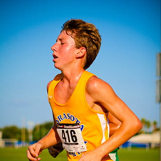 ragazzo, giallo, maglia sarasota, corridore, jogger, jogging, giovane, esercizio, fitness, atletico, jog, in esecuzione, atleta, formazione, fitness all'aperto, attività all'aperto, maratoneti, una persona, cielo, stili di vita, cielo sereno, persone reali, blu, giorno, concentrarsi sulle conoscenze acquisite, giovane adulto, natura, attività di svago, luce del sole, analizzare, cercare, guardare, dalla vita in su, guardando lontano, in piedi, vista frontale, soleggiato, adolescente, ragazzi adolescenti, acconciatura, 1080P, CC0, dominio pubblico, privo di copyright