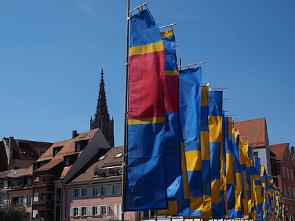 flag, blæse, flagren, erindringsbegivenhed, Ulm, blå, by, himmel, arkitektur, bygning udvendig, patriotisme, bygget struktur, dag, natur, ingen mennesker, lav vinkel visning, bygning, skyfri himmel, multi farvet, variation, udendørs, sollys, pol, vind, nationalt ikon, 4K, CC0, offentligt domæne, royaltyfrie