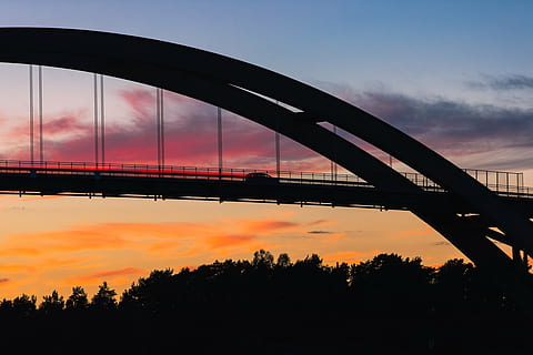 Silhouette, Auto, Brücke, Sonnenuntergang, schwarz, die Architektur, Infrastruktur, Himmel, Wolken, Bäume, Pflanze, Aussicht, Brücke - künstliche Struktur, orange Farbe, Stadt, wolke - himmel, gebaute Struktur, Transport, Baum, Verbindung, Natur, keine Leute, draußen, Flachwinkelansicht, Dämmerung, Fluss, 1080P, CC0, gemeinfrei, lizenzfrei