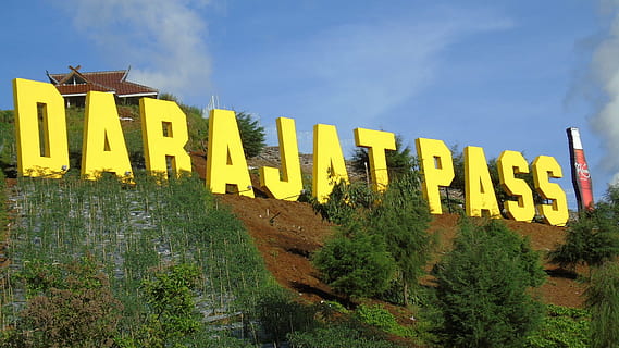arorut, tur, zonele muntoase, cer, galben, natură, plantă, copac, construită, text, nici o persoana, arhitectură, comunicare, nor - cer, exteriorul clădirii, zi, în aer liber, western script, creştere, mediu inconjurator, Un singur cuvânt, majusculă, teren, 1080P, CC0, domeniu public, fără drepturi de autor