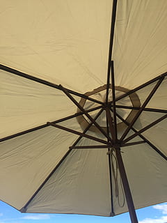 paraply, sommer, underside, lav vinkel visning, beskyttelse, fuld ramme, ly, ingen mennesker, dag, parasol, sikkerhed, skygge, mønster, Strandparaply, natur, baggrunde, himmel, udendørs, tæt på, loft, direkte under, 2K, CC0, offentligt domæne, royaltyfrie