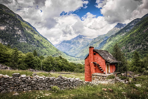 murstenshus, skorsten, midten, grøn, felter, overskyet, dag foto, skyer, græs, hus, landskab, bjerge, udendørs, klipper, bjerg, sky - himmel, himmel, arkitektur, bygning, bygget struktur, plante, natur, bjergkæde, bygning udvendig, skønhed i naturen, solid, scenics - natur, ingen mennesker, træ, miljø, landlige scene, dag, jord, sommerhus, Stenmur, 2K, CC0, offentligt domæne, royaltyfrie