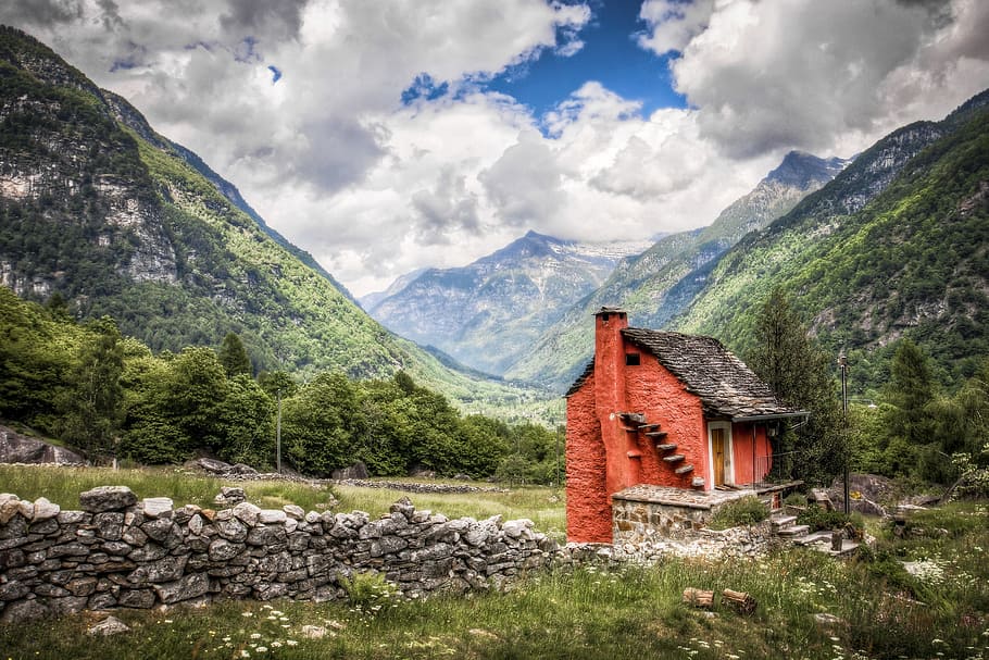 murstenshus, skorsten, midten, grøn, felter, overskyet, dag foto, skyer, græs, hus, landskab, bjerge, udendørs, klipper, bjerg, sky - himmel, himmel, arkitektur, bygning, bygget struktur, plante, natur, bjergkæde, bygning udvendig, skønhed i naturen, solid, scenics - natur, ingen mennesker, træ, miljø, landlige scene, dag, jord, sommerhus, Stenmur, 2K
