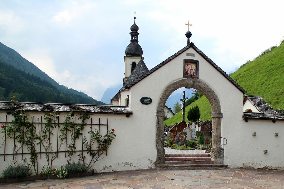 Eingang, Friedhof, Tor, Wand, Rundbogen, Abgrenzung, die Architektur, Gebäudehülle, gebaute Struktur, Religion, Geschichte, Himmel, Gebäude, Anbetungsstätte, Glauben, Spiritualität, Natur, Berg, keine Leute, Tag, wolke - himmel, Pflanze, die Vergangenheit, draußen, Turm, 2K