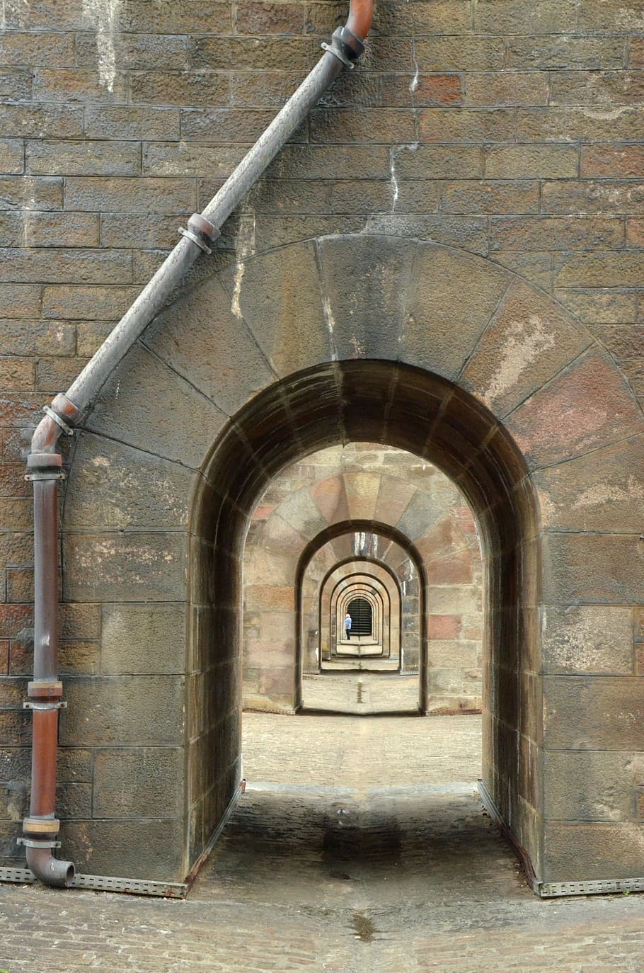port, repetició, profunditat, verte, perspectiva, pedra, arquitectura, arc, porta, entrada, estructura construïda, història, paret, dia, cap gent, exterior de l'edifici, edifici, paret de maó, maó, funció de construcció de parets, escala, vell, a l'aire lliure, barana, direcció, seguretat, tancat, paret de pedra, arquejat, 4K