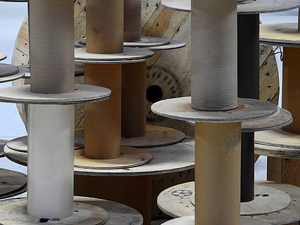 línies, cable, tambor de cable, corrent, línia elèctrica, energia, electricitat, tecnologia, elektrik, electricista, artesania, artesans, indústria, planta, anlagentechnik, construcció, escombraries, malbaratament, disposició, reciclatge, medi ambient, arquitectura, columna arquitectònica, cap gent, a l'interior, barana, escala, estructura construïda, patró, dia, metall, passos i escales, edifici, tub de tub, Color blanc, primer pla, en fila, negocis, maquinària, 4K, CC0, domini públic, lliure de regalies