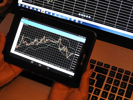 Person, mit, schwarz, Samsung Galaxy Tab, Diagramm, Handel, Forex, Analyse, Tablette, pc, Technologie, Laptop, Computer, kabellose Technologie, Internet, Kommunikation, Computerausrüstung, Verbindung, Tastatur, tragbares Informationsgerät, Computer Tastatur, menschliche Hand, Computernetzwerk, menschliches Körperteil, High Angle View, drinnen, Nahansicht, Computerschlüssel, Daten, globale Kommunikation, 4K, CC0, gemeinfrei, lizenzfrei