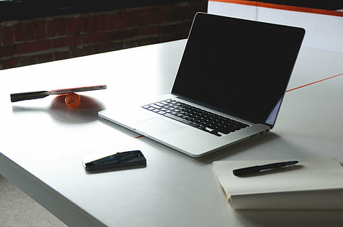 slukket, sort, grå, bærbar computer, ved siden af, pen, notesbog, bord, macbook, pro, vendt, bærbar, notesblok, iphone, mobil, mobiltelefon, bordtennis, forretning, kontor, start op, trådløs teknologi, teknologi, computer, meddelelse, computer tastatur, internet, desktop pc, sort farve, computerudstyr, forbindelse, ingen mennesker, indendørs, møbel, skrivebord, stilleben, bærbarhed, computerskærm, blank, 4K, CC0, offentligt domæne, royaltyfrie