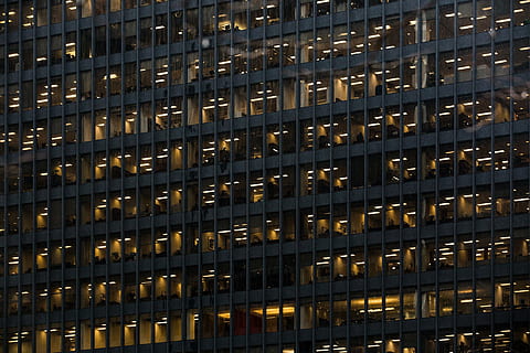 edificio concrtete, arquitectura, edificio, infraestructura, trabajo, corporativo, oficina, rascacielos, estructura construida, exterior del edificio, ventana, edificio de oficinas, escena urbana, ciudad, negocio, fotograma completo, antecedentes, modelo, nadie, en una fila, repetición, adentro, gran grupo de objetos, abundancia, iluminado, lado a lado, orden, noche, material de vidrio, vista de alto ángulo, equipo de iluminación, forma, color dorado, 4K, CC0, dominio público, libre de derechos