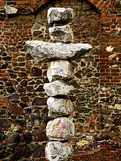 kryss, stein, vegg, murstein, veggbyggingsfunksjon, murvegg, arkitektur, fast, bygget struktur, ingen folk, dag, steinvegg, steinmateriale, stable, gammel, utendørs, menneskelig representasjon, balansere, representasjon, strukturert, kreativitet, kunst og Håndverk, 2K, CC0, offentlig domene, opphavsrett gratis