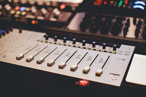 Zvuk, řízení, objem, šedý audio mixer, šedá, studio, audio mixer, hudba, elektronický, tlačítko, klíč, rozvaděč, míchání, zvukový mixér, audio zařízení, elektrický mixér, knoflík, nahrávací studio, zábava, stereo, noční život, zařízení, Zařízení pro záznam zvuku, technologie, stiskněte tlačítko, kontrolní panel, objem - kapacita kapaliny, zesilovač, elektrické zařízení, vysílání, rádio, noční klub, knoflík hlasitosti, posuvné, záznam, přepínač, hraní, klub dj, gramofonu, uvnitř, umělecká kultura a zábava, hluk, nikdo, hudební nástroj, detail, složitost, rocková hudba, audio elektronika, 5K, CC0, veřejná doména, bez autorských práv
