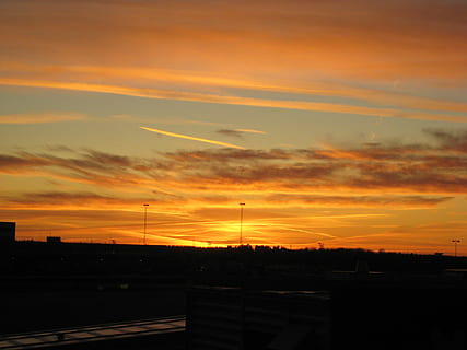 skumring, solnedgang, gulllys, ingen folk, silhouette, himmel, sky - himmel, arkitektur, oransje farge, skjønnhet i naturen, natur, miljø, naturskjønnhet - natur, dramatisk himmel, ro, landskap, utendørs, rolig scene, bygget struktur, idylliske, teknologi, transport, elektrisitet, bærekraftige ressurser, strømforsyning, 2K, CC0, offentlig domene, opphavsrett gratis