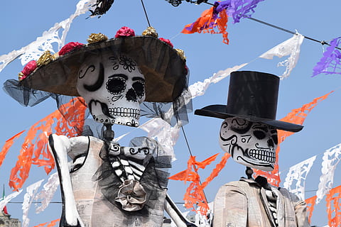 esqueleto, catrina, esqueleto humano, celebracion, día, representación humana, representación, temor, naturaleza, ropa, creatividad, hueso, cielo, al aire libre, gente, Arte y artesanía, Víspera de Todos los Santos, vista de ángulo bajo, arquitectura, festival, 5K, CC0, dominio público, libre de derechos