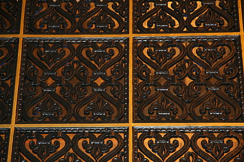 vzor, textura, architektura, design, vinobraní, dekorace, kov, antický, starý, elegance, vyšperkovaný, elegantní, ornament, klasický, dekorativní, pozadí, celý rám, nikdo, vchod, řemeslo, dveře, umění a řemesla, dřevo - materiál, hnědý, uvnitř, Zavřeno, detail, bezpečnostní, ochrana, bezpečnost, květinový vzor, kachličková podlaha, řezba, 2K, CC0, veřejná doména, bez autorských práv
